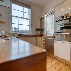 2-bedroom Stunning, Modern & Spacious Apartment, Near Ocean Village, - Plenty Of Parking - By Blue Puffin Apartment